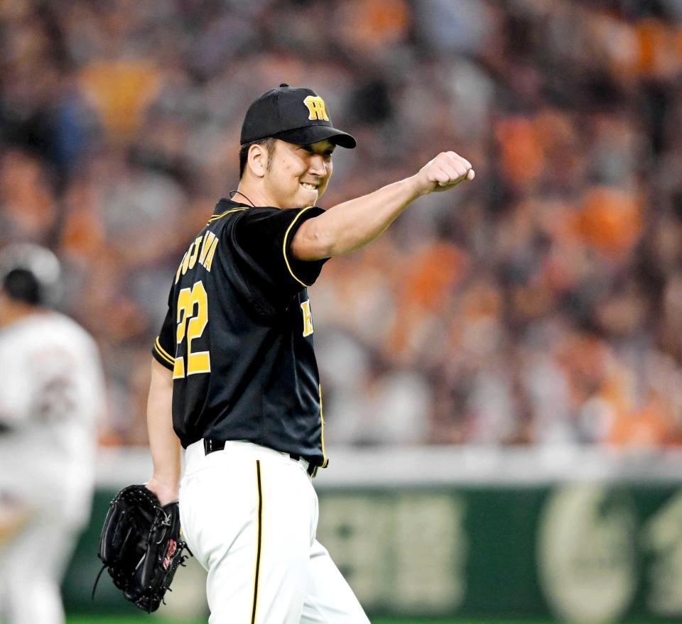 　９回、岡本を打ち取りベンチへ向かってガッツポーズする藤川