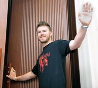 　手を振って会見場を後にするジョンソン