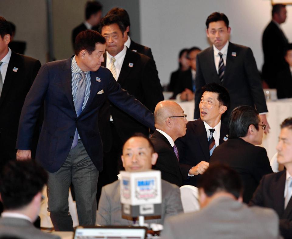 巨人・原辰徳監督（左）に声をかけられる阪神・矢野燿大監督＝東京都港区のグランドプリンスホテル新高輪（撮影・出月俊成）