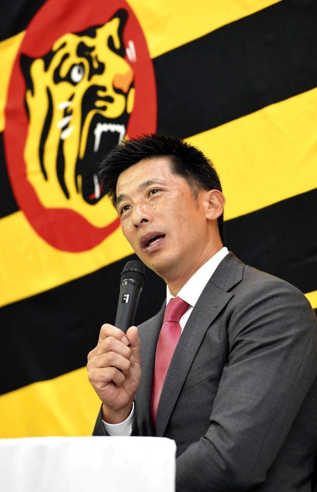 　藤原オーナーへのシーズン終了報告後、会見する矢野監督