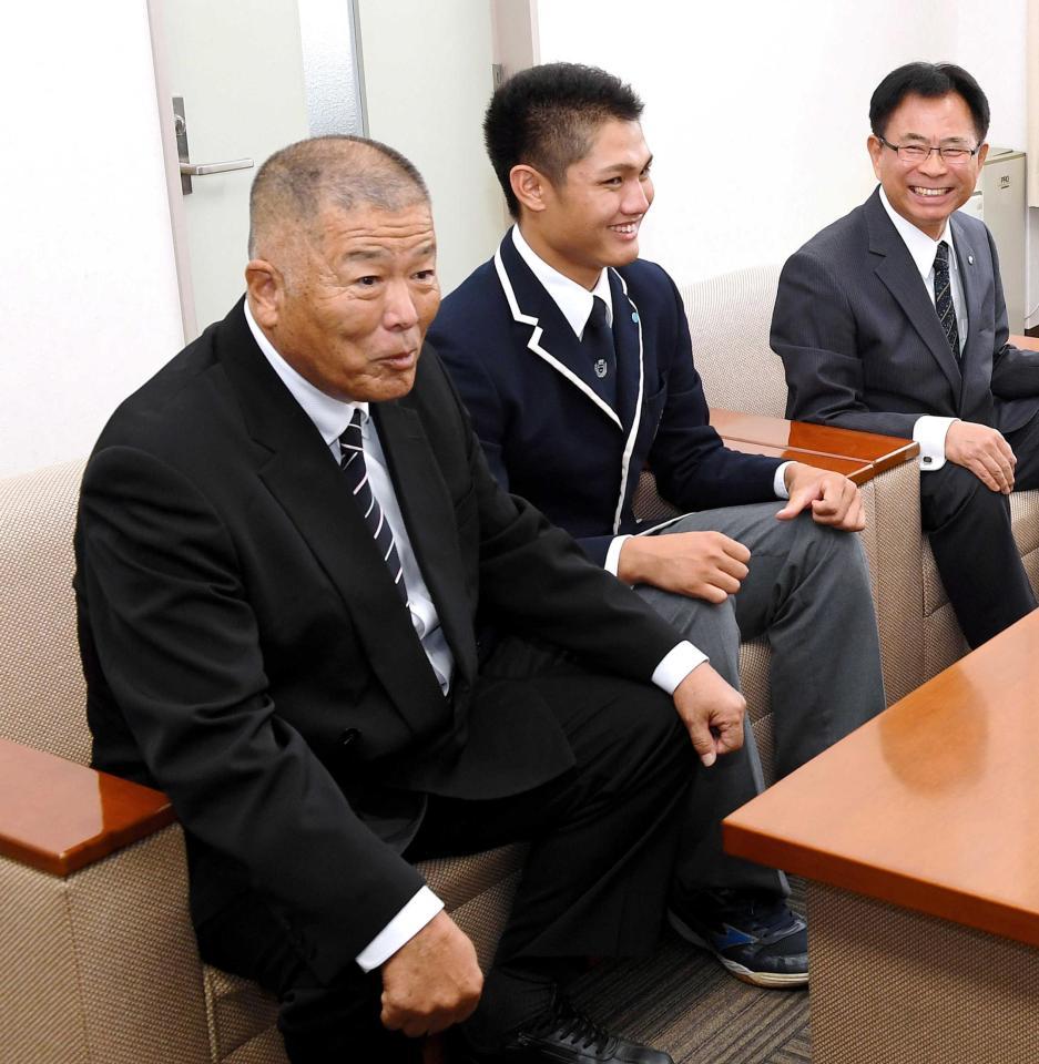 　１８日、阪神の指名あいさつで創志学園・西（中央）と同席し、話を聞く長沢監督（左）