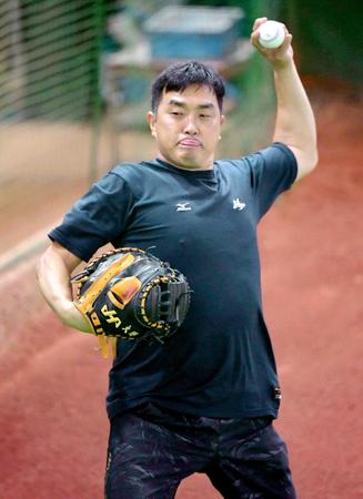 　中日の屋内練習場のブルペンで投球する山本昌氏