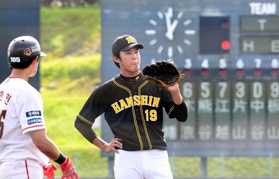 　２回、暴投で走者を進め舌をかむ藤浪（撮影・田中太一）