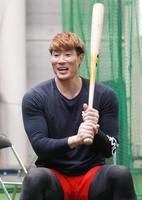 バットを手に笑顔を見せる糸井（撮影・坂部計介）