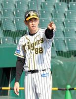 　ナインの練習を見守る矢野監督＝甲子園