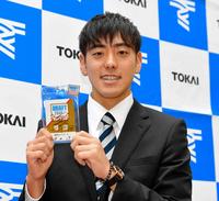 阪神・矢野燿大監督サイン入りのドラフトＩＤパスを手にする東海大九州・小川一平＝東海大九州・熊本キャンパス（撮影・田中太一）