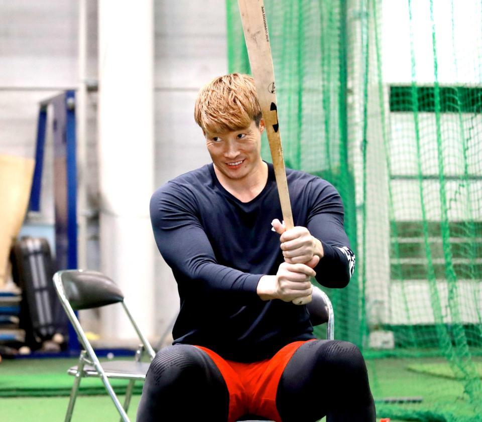 　椅子に腰掛けてティー打撃を行い、順調な回復ぶりを見せた糸井