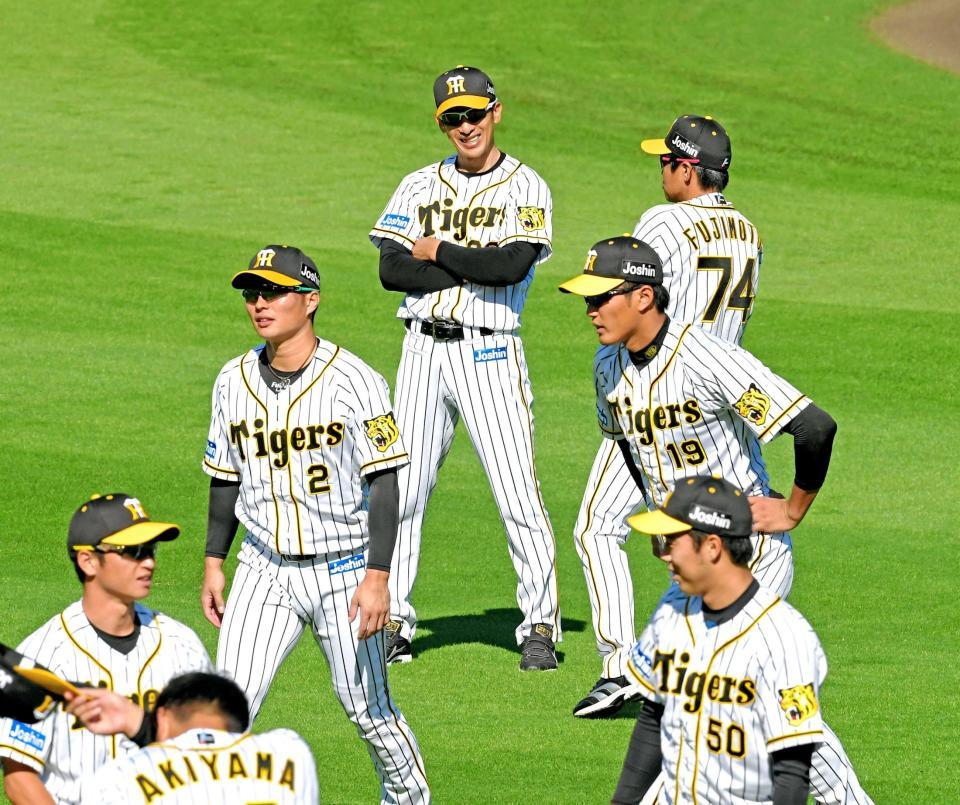 　ナインの練習を見守る矢野監督（中央奥）＝撮影・高石航平