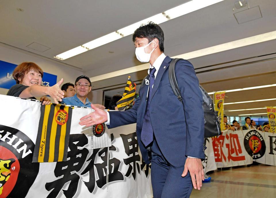 　高知に到着した近本（撮影・高部洋祐）