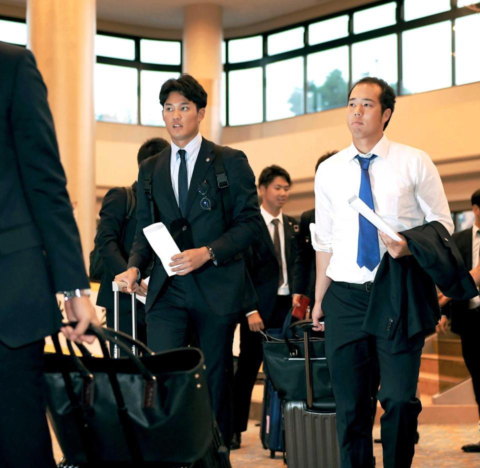 　宿舎に到着した藤浪。右は青柳（撮影・田中太一）