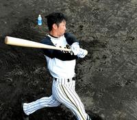 　ロングティーで快音を響かせる近本