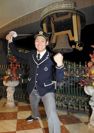 　阪神との仮契約を終え、笑顔でホテルのテラスにある「旅立ちの鐘」のロープを引く創志学園・西（撮影・高部洋祐）