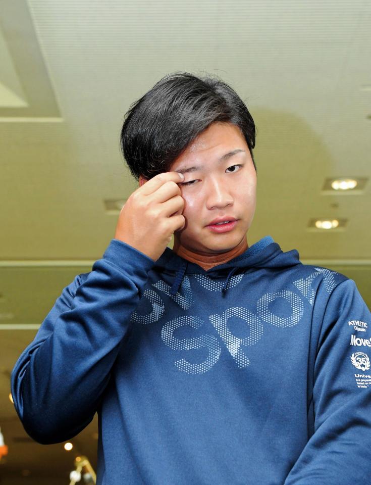 契約更改を終え、来期からの育成契約を明かす阪神・牧丈一郎＝芸西村のホテル（撮影・高石航平）