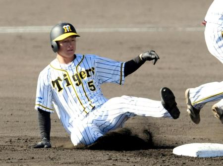 ３回、安打で出塁した近本は二盗を決める（撮影・田中太一）