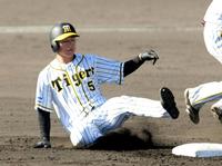 ３回、安打で出塁した近本は二盗を決める（撮影・田中太一）