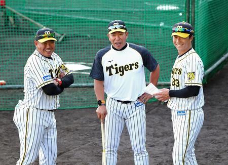 　（左から）北川コーチ、井上コーチ、新井コーチ