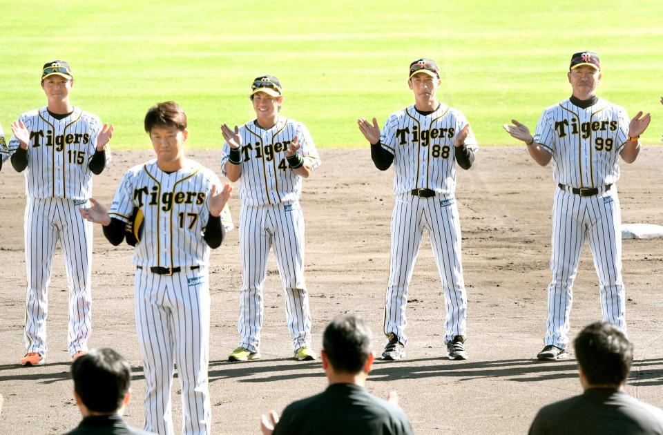 　キャンプを終え一本締めをする矢野監督（右から２人目）ら阪神ナイン