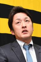 ダウンで契約を更改し、会見する阪神・飯田優也＝西宮市内（撮影・北村雅宏）