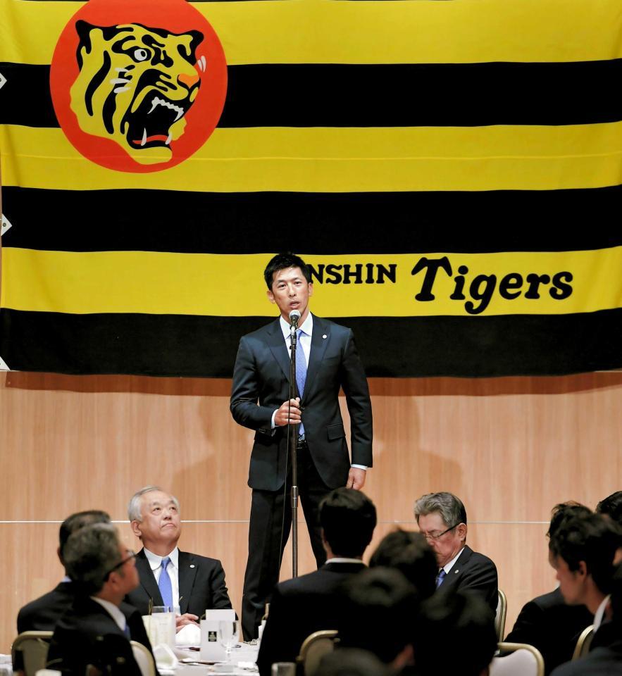 　納会の壇上に立ち、あいさつする矢野監督（撮影・田中太一）