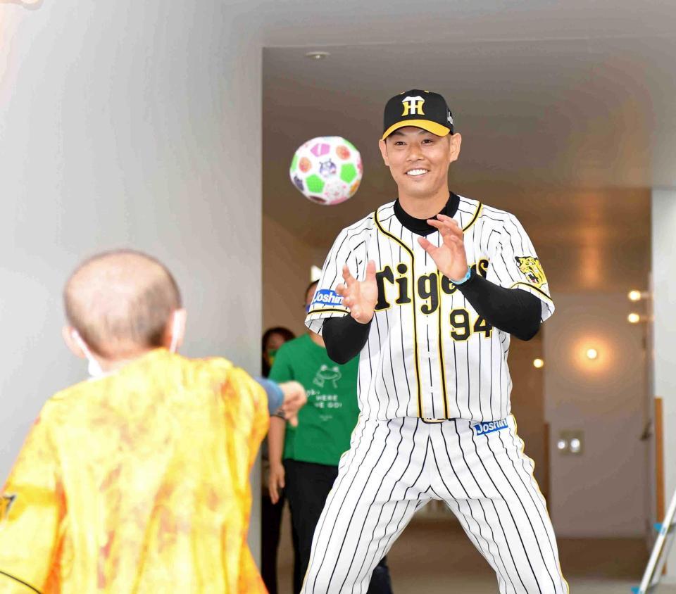 　子どもとキャッチボールを楽しむ原口（撮影・北村雅宏）