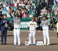 新ユニフォームを身にまといファンの前に現れる（左から）阪神・青柳、近本、木浪＝甲子園（撮影・高石航平）