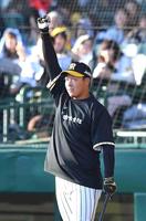 本塁打競争で唯一の柵越えを放ち、喜ぶ大山（撮影・北村雅宏）