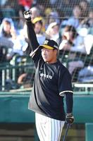 　打撃王決定戦で唯一の柵越えを放ち、喜ぶ大山