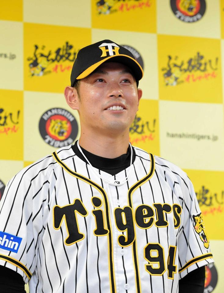 　「プラスワン投票」でオールスターに選出され笑顔を見せる原口＝７月９日