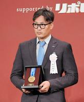 ウエスタン・リーグの最多勝利投手賞を受賞した阪神・秋山拓巳＝東京都港区のグランドプリンスホテル新高輪（撮影・出月俊成）