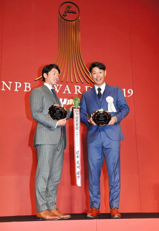 表彰式後に記念撮影をする近本（左）と原口（撮影・出月俊成）