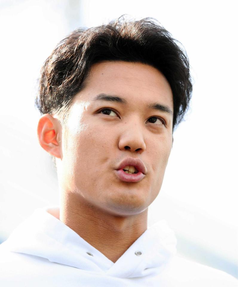 　記者の質問に答える藤浪（撮影・田中太一）