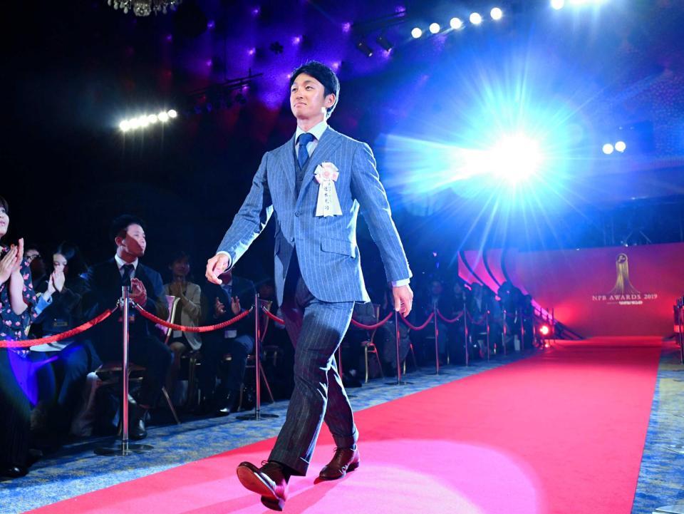 　来場者からの拍手を浴びレッドカーペットを歩く近本（撮影・棚橋慶太）