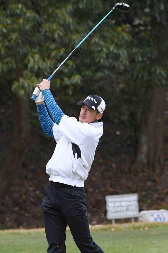 　ティーショットを放つ能見＝関西クラシックゴルフ倶楽部