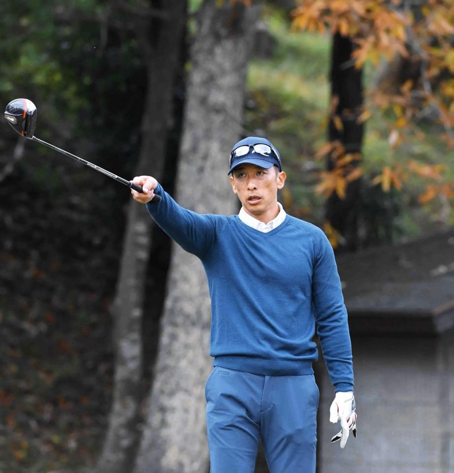 　ティーショット前、クラブを突き出す矢野監督