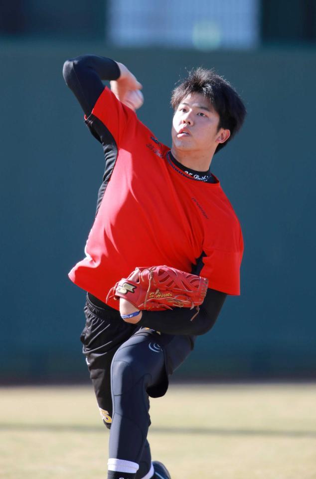 　キャッチボールをする才木