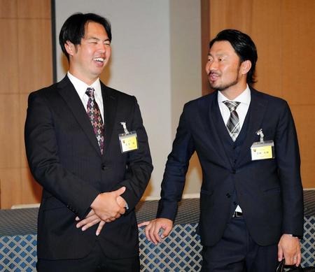 　談笑する井川慶氏（左）と狩野恵輔氏