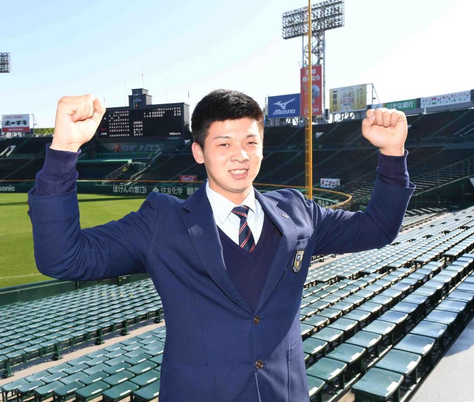甲子園をバックにポーズをとる阪神のドラフト２位・井上広大＝甲子園（撮影・北村雅宏）