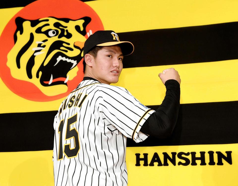 　１５番を背負いガッツポーズ西純矢