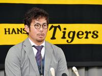 契約更改交渉を終え、会見する阪神・岩田稔＝阪神球団事務所（撮影・高部洋祐）