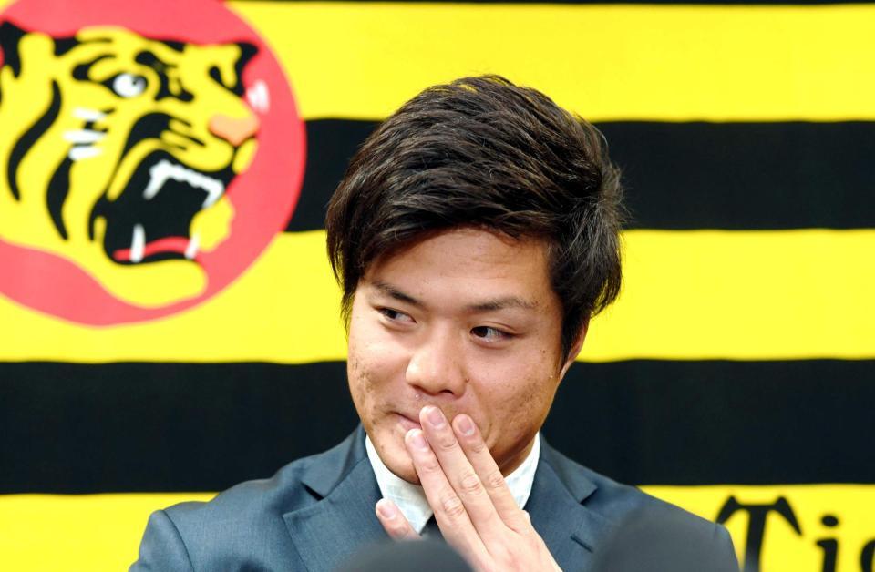 　「お金はためます！」。契約更改を終え、大幅アップにニンマリ！？する守屋（撮影・田中太一）