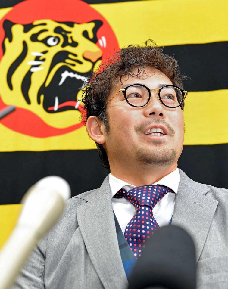 　契約更改交渉を終えて会見する岩田