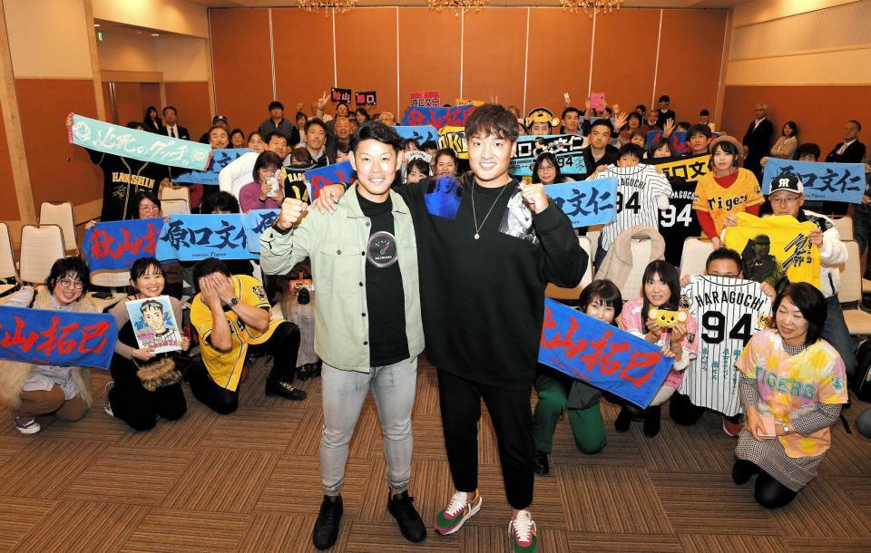 　トークショー参加者と集合写真を撮る原口（中央左）と秋山（同右）＝撮影・高石航平