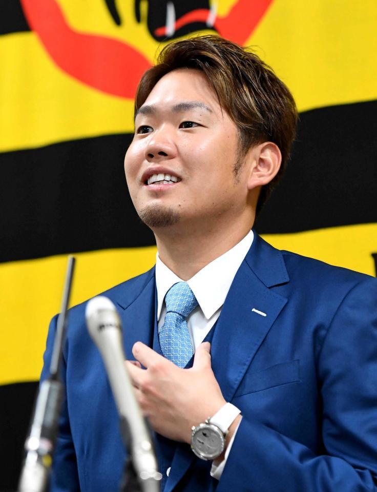 　契約更改交渉を終え会見する西勇（撮影・北村雅宏）