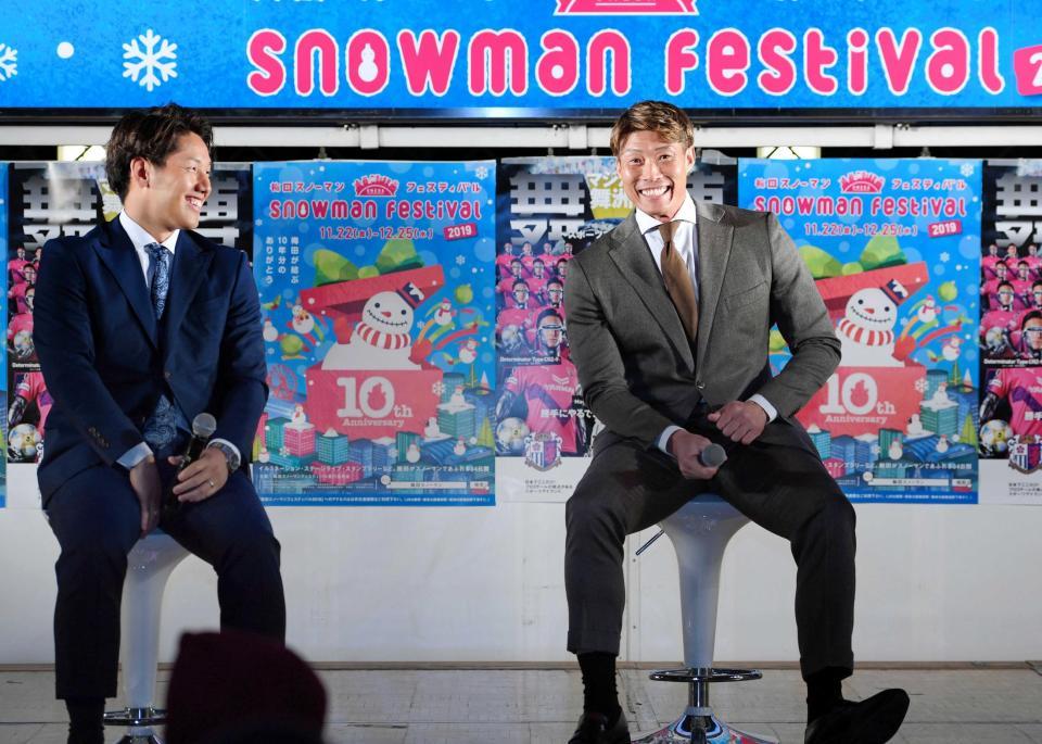 　トークイベントで笑顔を見せる糸井（右）と吉田正