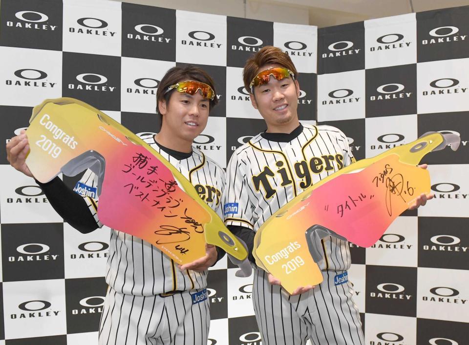 来季の開幕戦で活躍を誓った梅野（左）と西勇　