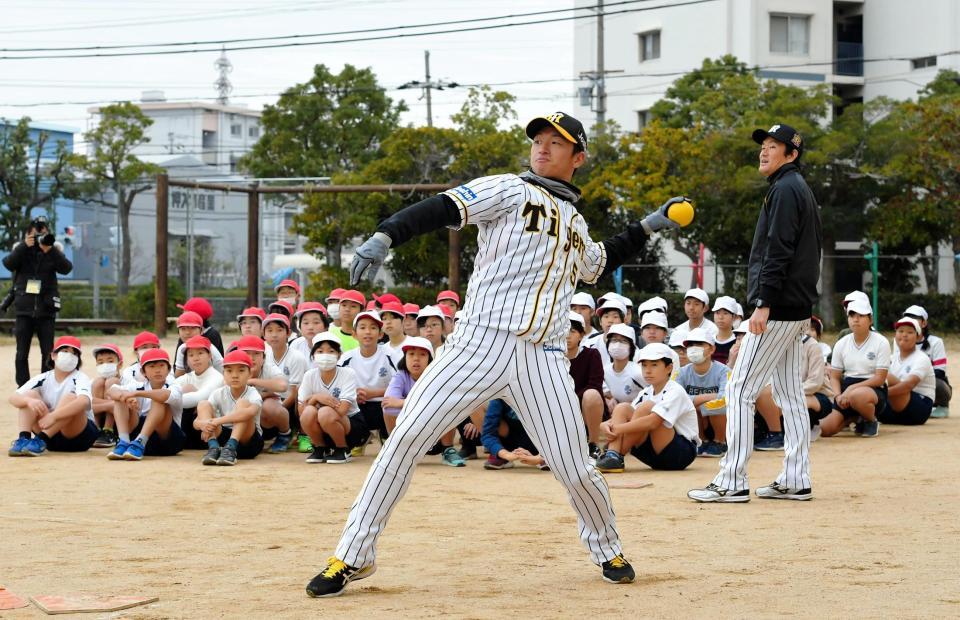 児童らの前で遠投を披露する阪神・近本光司＝伊丹市立摂陽小学校（撮影・高部洋祐）