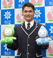 岡山市のイメージキャラクターの「ミコロ」と「ハコロ」を手にする阪神・西純矢＝岡山市役所本庁舎（撮影・北村雅宏）