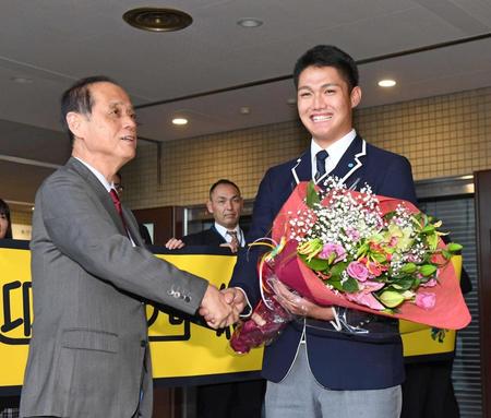 　岡山市役所本庁舎を表敬訪問し、大森雅夫岡山市長（左）と握手を交わす西純