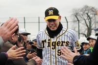 地元の埼玉・寄居町で野球教室を開催し、関係者らから盛大な激励を受ける阪神・原口