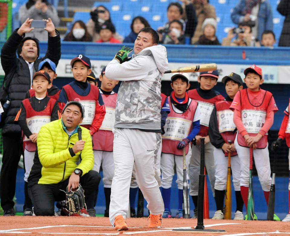 子供たちの前でバッティングを披露する阪神・福留孝介＝神宮球場（撮影・中田匡峻）